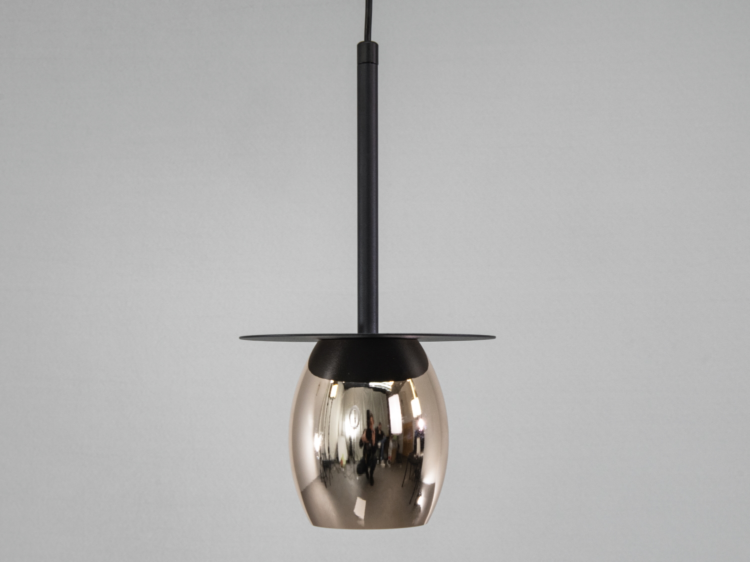 Сучасний світильник з металевим відбивачем, підвісний монтаж, підходить для офісних приміщень, забезпечує спрямоване освітлення.