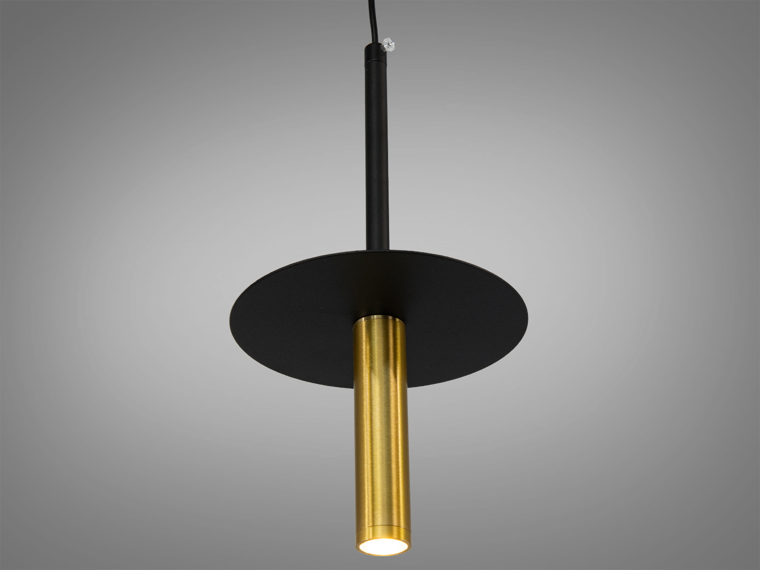 Світильник з чорним круглим диском і золотистим циліндричним плафоном, підвісний монтаж, для освітлення вітальні.