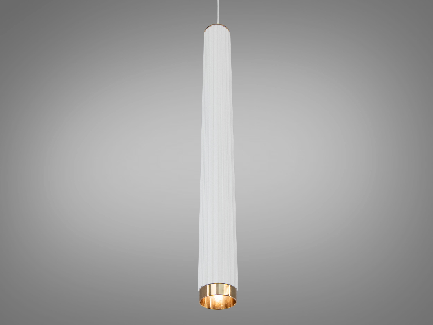 Підвісний світильник з білим корпусом і золотистим внутрішнім відбивачем, що створює тепле освітлення, ідеально для вітальні.