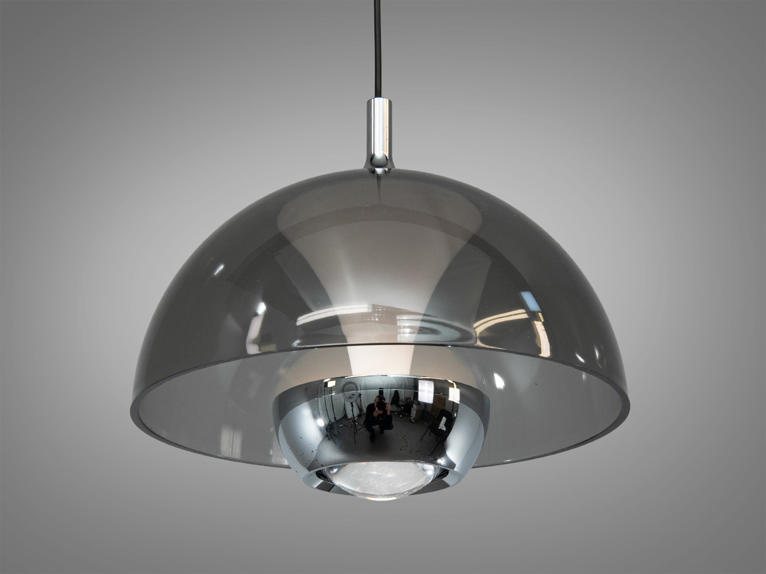 Підвісний світильник з прозорим куполом, виготовленим зі скла, і металевим кріпленням, підходить для сучасних інтер′єрів.