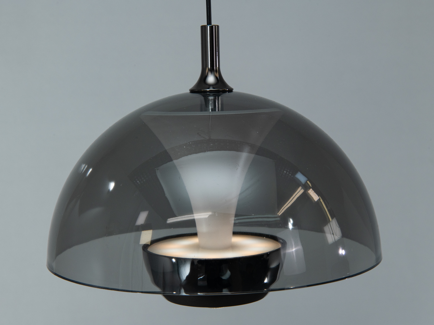 Підвісний світильник з металевим акцентом, що додає елегантності.