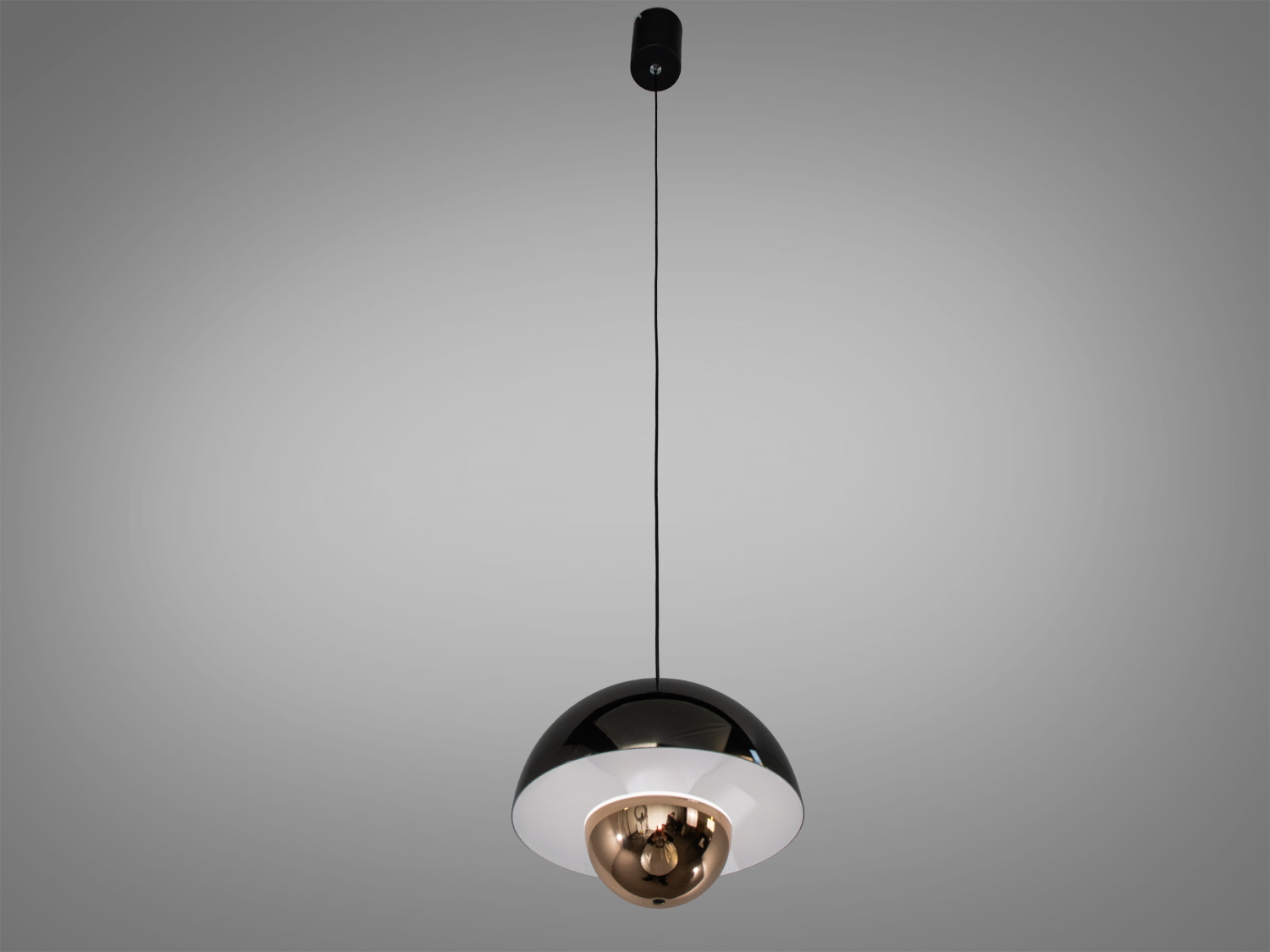 Світильник на довгому чорному шнурі з білим абажуром, має дзеркальну кулю для відбиття світла, ідеальний для високих стель.