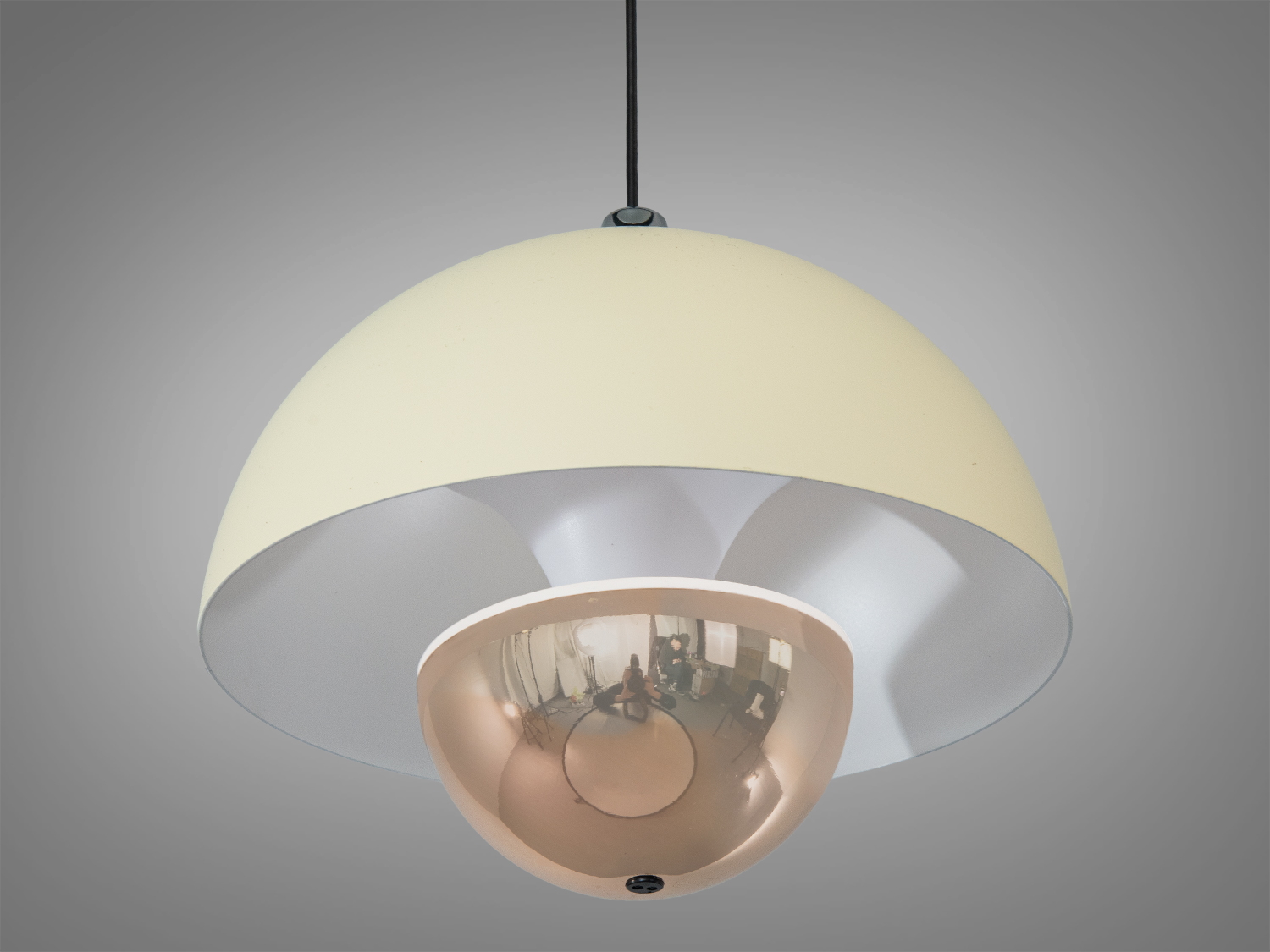 Підвісний світильник з металевим куполом кремового кольору, з відбиваючою поверхнею, підходить для освітлення робочих зон.