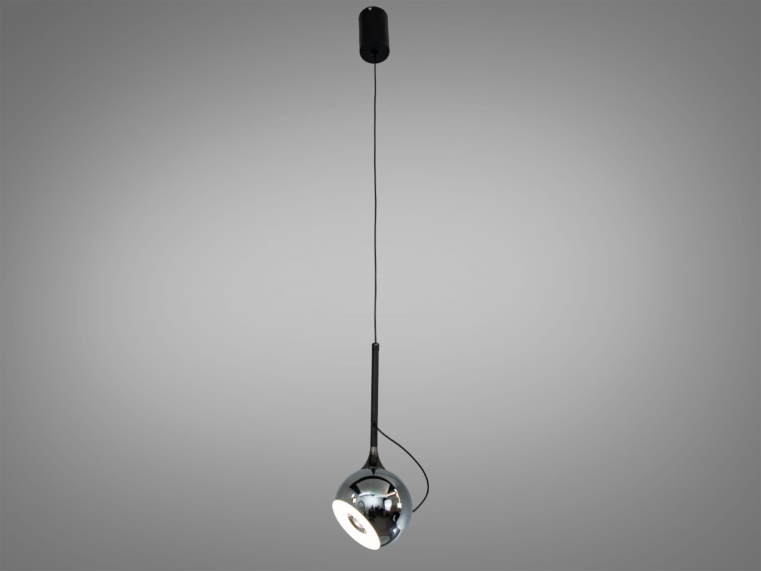 Підвісний світильник з металевим корпусом і регульованим шнуром, ідеально підходить для сучасних інтер′єрів.