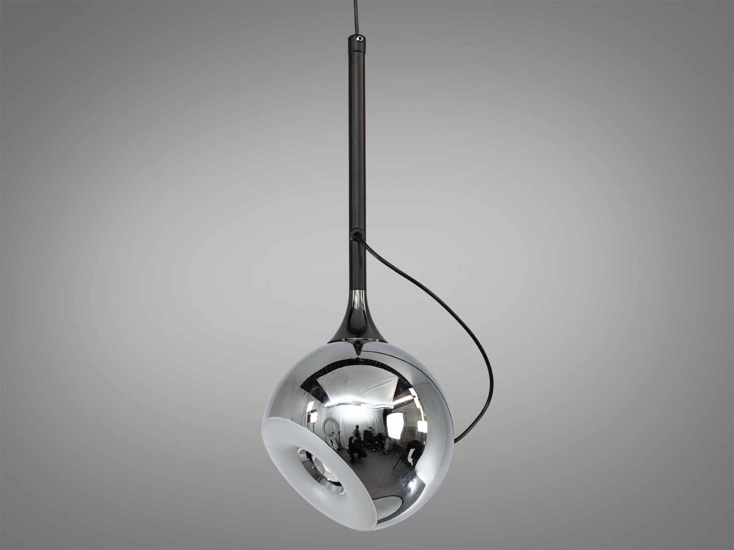 Металевий підвісний світильник з дзеркальною поверхнею, створює стильний акцент в будь-якому просторі.