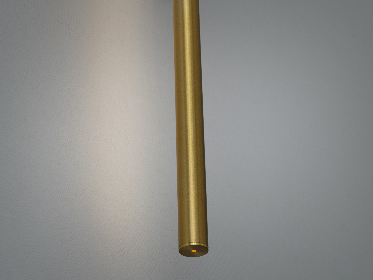 Нижня частина циліндричного світильника, виконана в золотистому кольорі, створює м′яке освітлення. Підходить для акцентного освітлення.