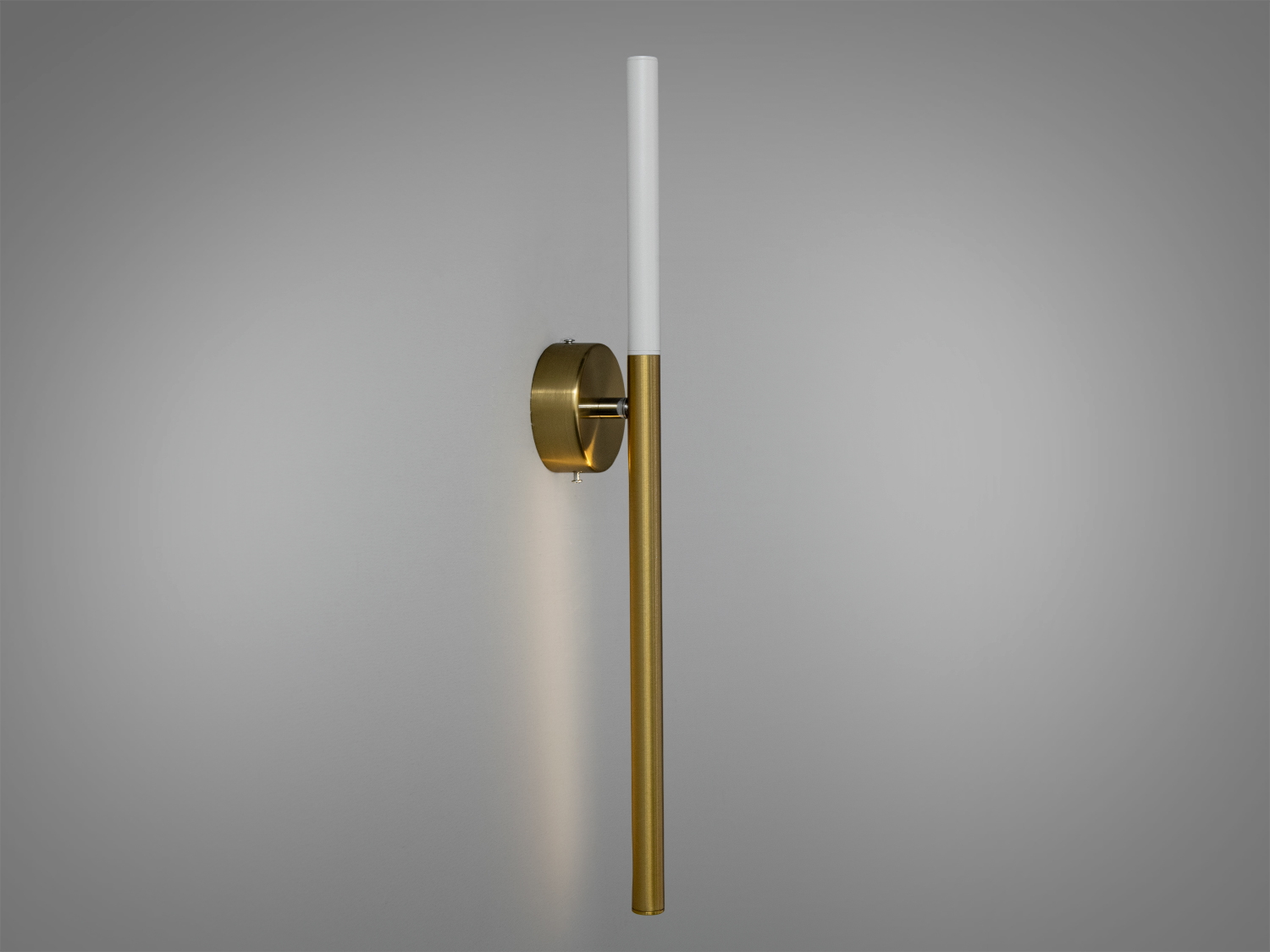 Настінний світильник з циліндричним корпусом, виготовлений з металу, з білим верхом для м′якого розсіювання світла.