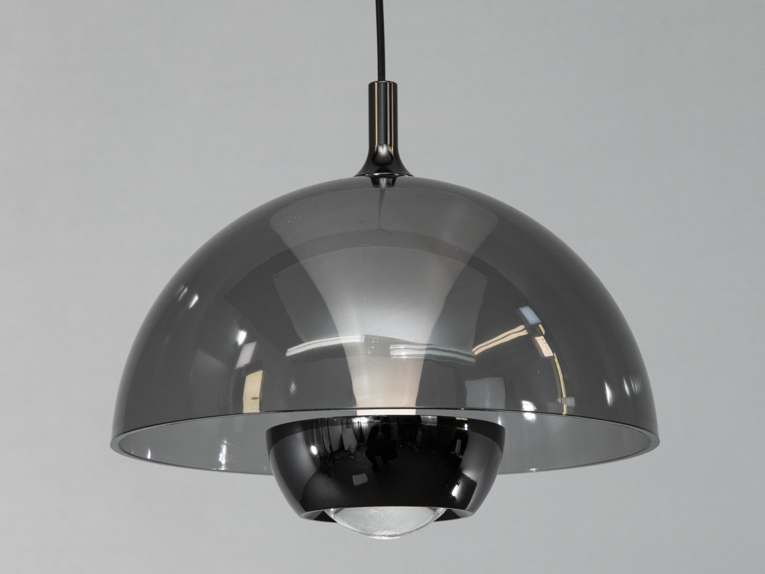 Одинарний LED підвіс Diasha 7 Вт у чорному хромі з димчастим склом. Регулювання колірної температури (CCT), сенсор помаху та керування від настінного вимикача.