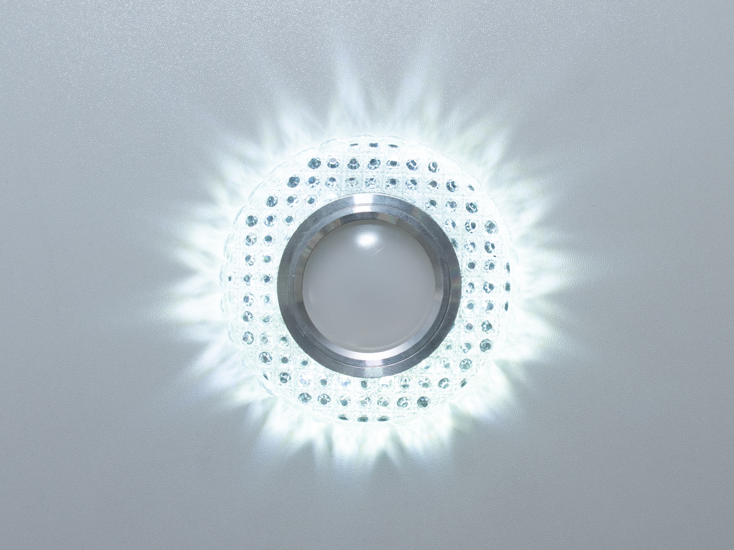 Зазвичай точкові світильники призначаються для підвісних стель і для підсвічування різних ніш або робочої поверхні. Конструктивно точковий світильник складається з двох частин: видимої - декоративної та вбудованої - функціональною. Функціональна частина світильників складається з каркаса, куди вставляється джерело світла та кріпиться декоративна частина, а також затискачів, які призначені для кріплення світильника до стелі. Різноманітність декоративної частини точкових світильників дозволяє зробити Ваш інтер'єр неповторним. Головні якості сучасних точкових світильників - це рівномірне освітлення всього приміщення з можливістю акцентування необхідних деталей інтер'єру. 
Для оптових покупців відпускається лише ящиками по 50 шт. 
Лампа і трансформатор в комплект не входять.