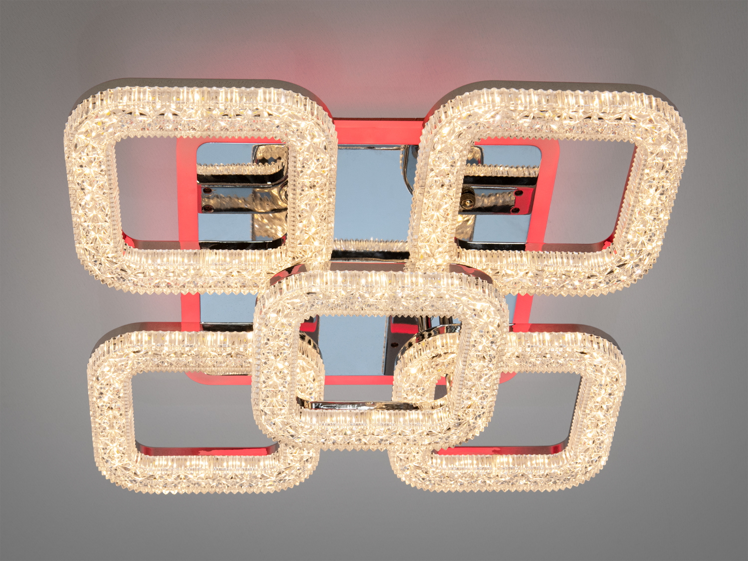 Прямокутний світильник з теплим світлом, ідеальний для вітальні, з елементами з дзеркальним покриттям.