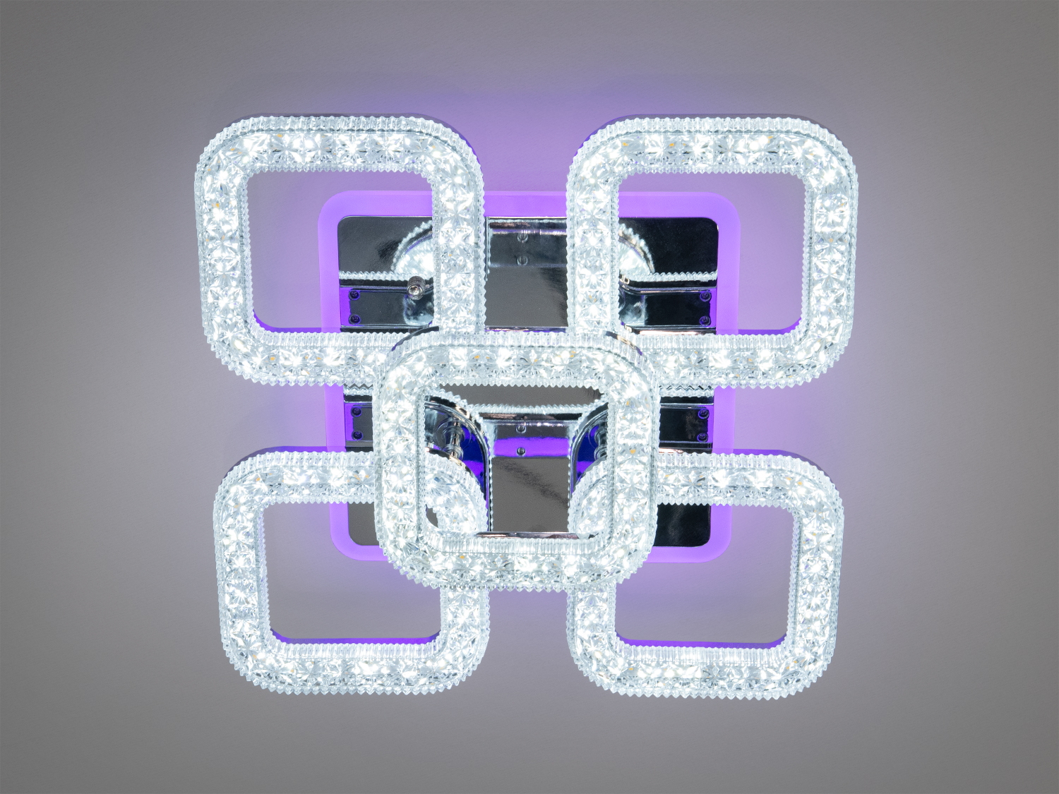 Світильник з квадратними елементами, що випромінює холодне світло, підходить для офісних приміщень, з акцентним підсвічуванням.