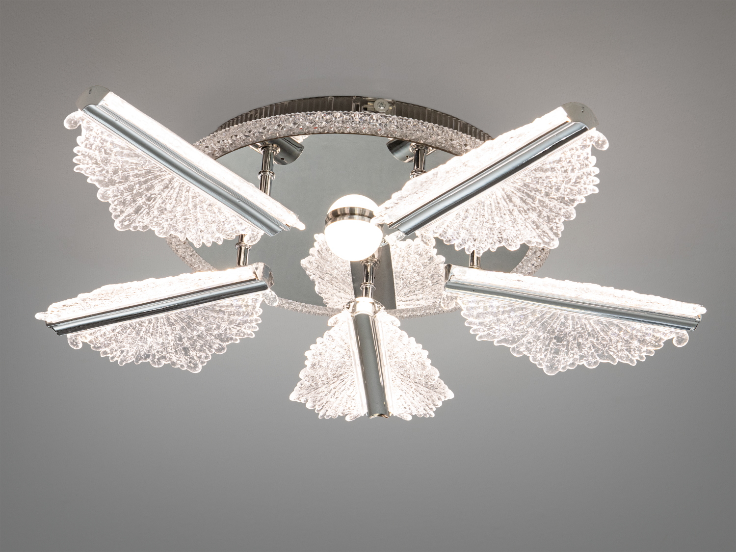 Світильник з п′ятьма акриловими плафонами, прозорий акрил, хромований корпус, підходить для стельового монтажу, дистанційне керування.