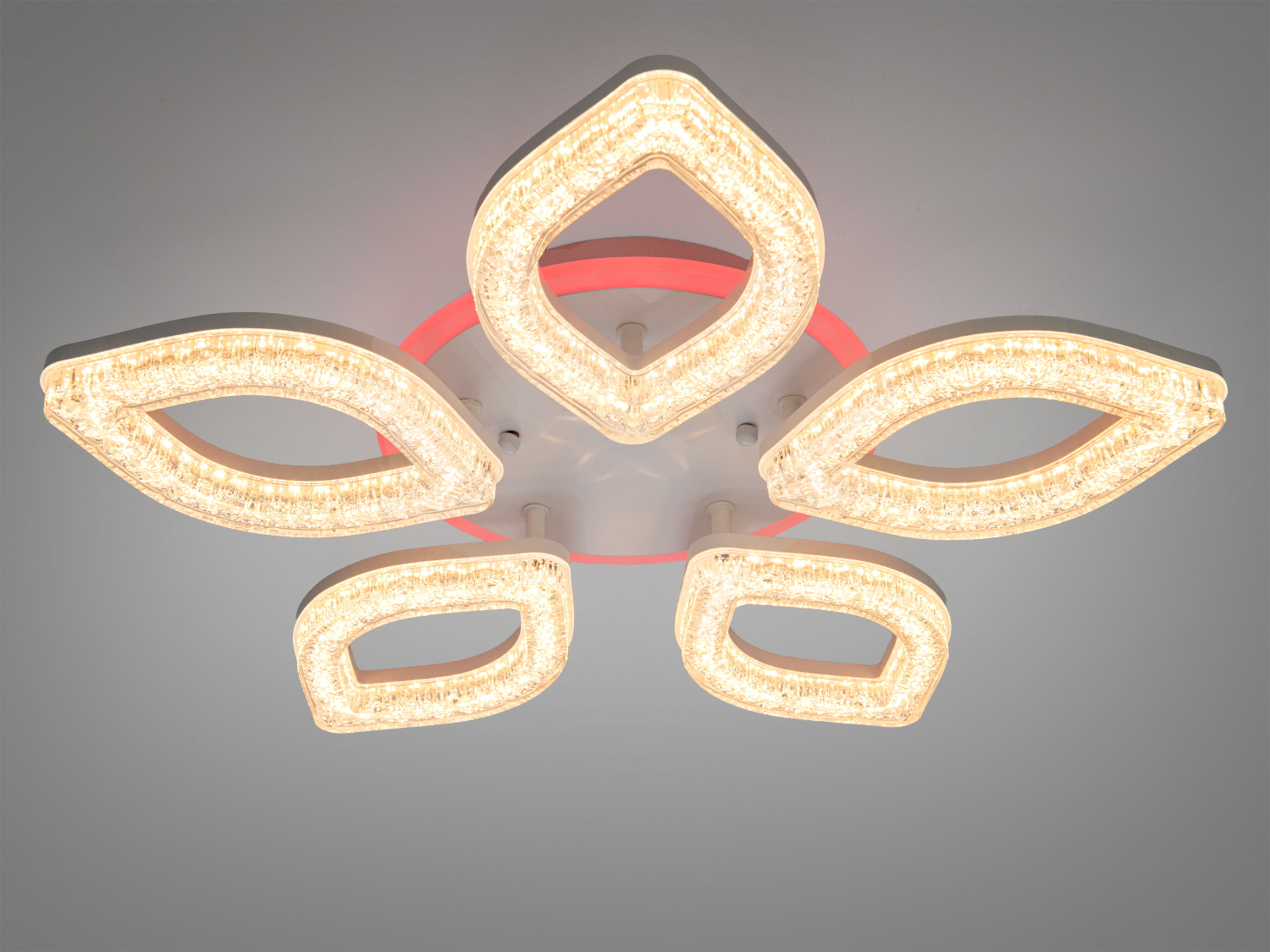 Світильник з п′ятьма акриловими пелюстками, що випромінюють тепле світло. Червоне підсвічування основи додає декоративний ефект.