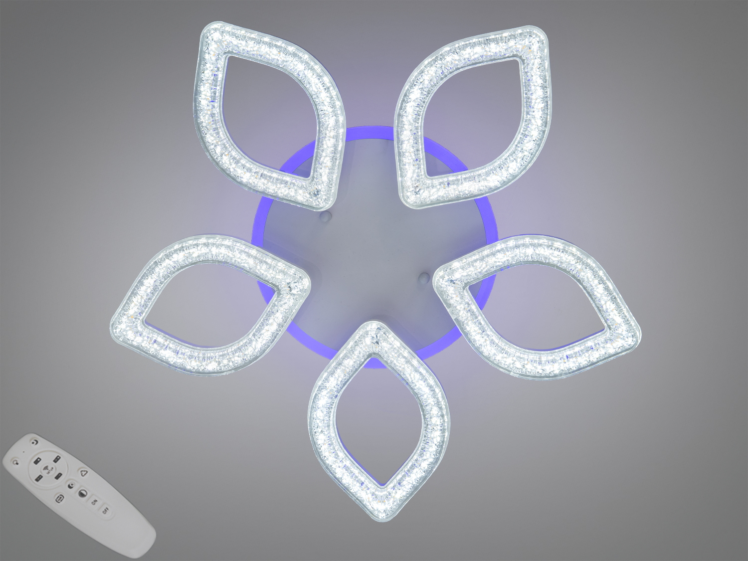 Біла стельова LED люстра 52Вт з пультом, димером і підсвіткою основи. Пʼять акрилових пелюсток, режими 3200K 4100K 6500K. Рекомендовано для кімнат до 9 м² та низьких стель.