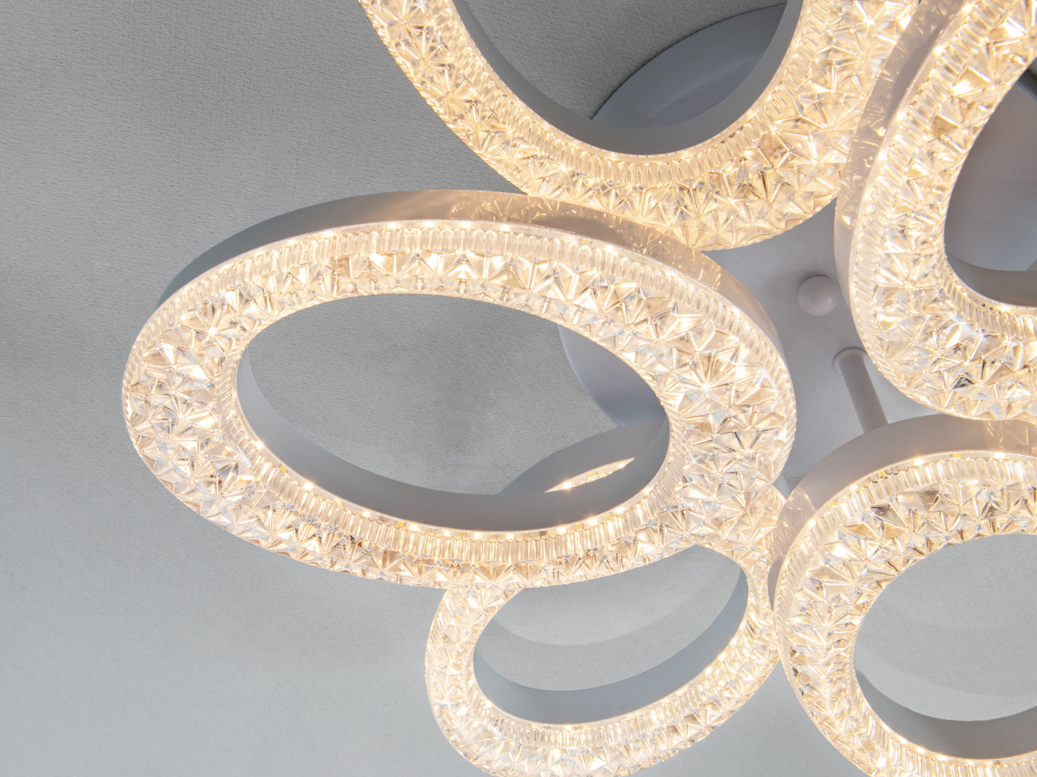 Стельова LED люстра біла 60 Вт 6 кілець пульт