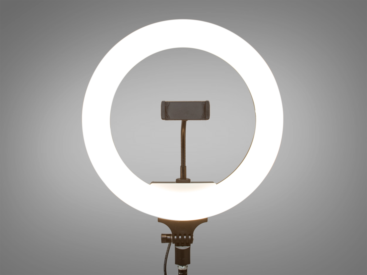 Якщо ви шукаєте ідеальний аксесуар для створення професійно виглядаючих селфі або відео, то селфі-лампа з пультом ДК стане відмінним вибором. Ця лампа, яку можна легко купити у нас на сайті: diasha.com.ua, пропонує високу якість освітлення за доступною ціною.
З розміром кільця 32 см, ця лампа забезпечує рівномірне підсвічування для портретних зйомок, що робить її ідеальною для блогерів, макіяжистів та фотографів, які прагнуть досягти досконалості в кожному кадрі. Три режими температури світла — теплий, денний та холодний — дозволяють креативно підходити до освітлення, експериментуючи з різними настроями і стилями.
Живлення 220 В забезпечує постійну надійність, а яскраві світлодіоди та розсіювач з ABS пластику гарантують, що світло буде м'яким та приємним для очей, а кольори — природними та живими. Регульована колірна температура дозволяє користувачам точно налаштувати освітлення для будь-яких умов, від домашньої зйомки до професійної фотосесії.
Пульт дистанційного керування є однією з ключових переваг цієї моделі, оскільки він дозволяє легко змінювати налаштування без необхідності відволікатися від зйомки. Це важливо для виробництва контенту, де кожна секунда є на вагу золота.
Для зручності користувачів, лампа оснащена штифт-адаптером для легкого кріплення на штативи студійного світла, що робить її багатофункціональним інструментом для різних типів зйомки. В комплекті з лампою йдуть всі необхідні аксесуари: пульт ДК, тримач для телефону, що легко встановлюється 