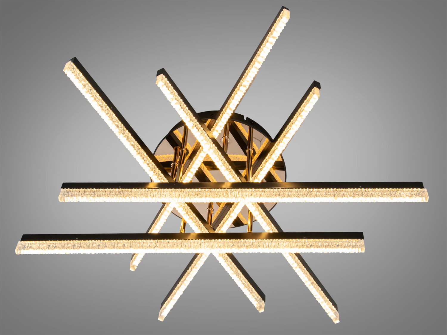 Настінний світильник з теплим жовтим світлом, виконаний у вигляді перехрещених ліній. Ідеальний для затишної атмосфери.