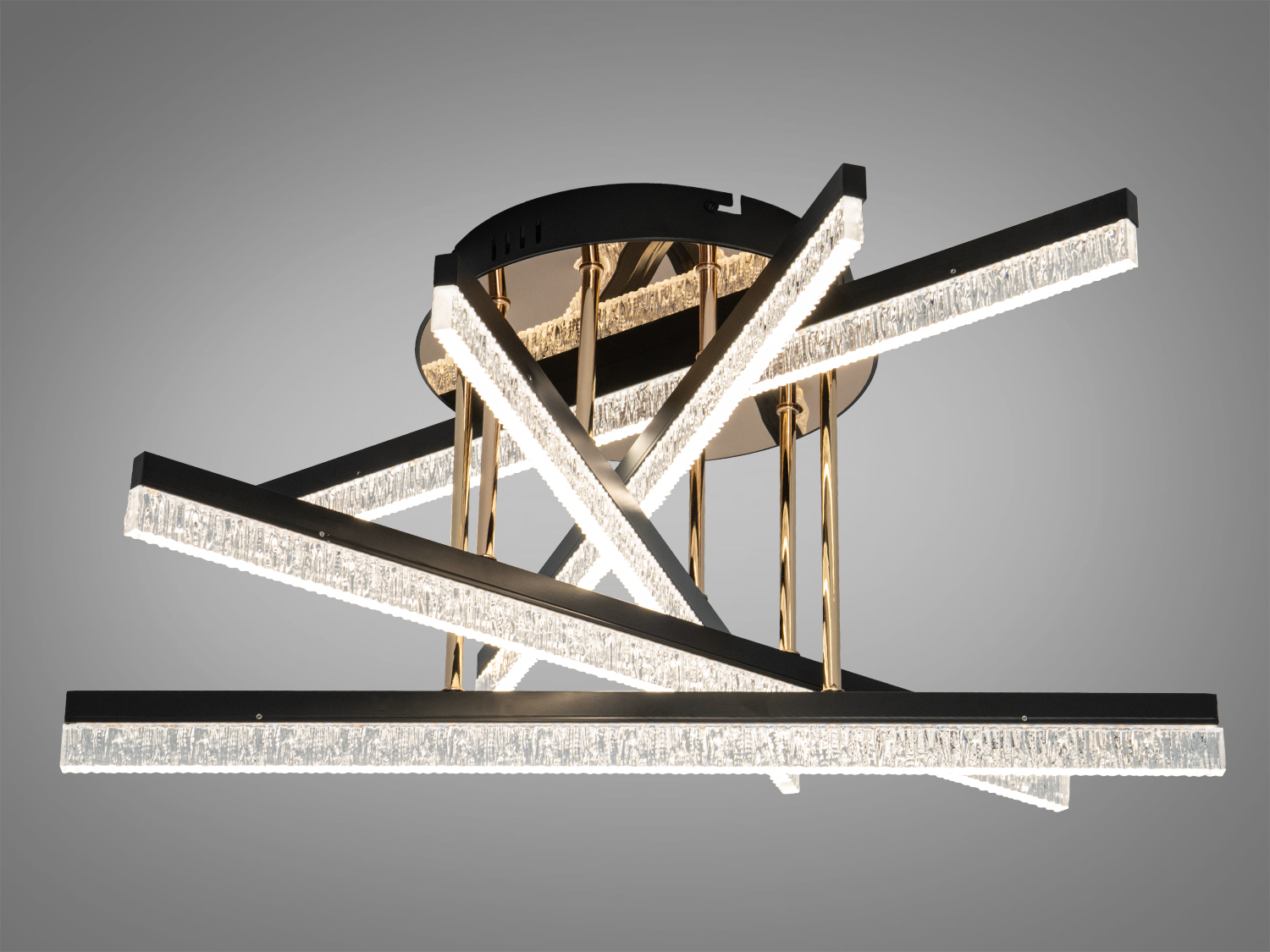 Світильник з металевим корпусом і золотими акцентами, оснащений світлодіодними панелями для рівномірного освітлення.