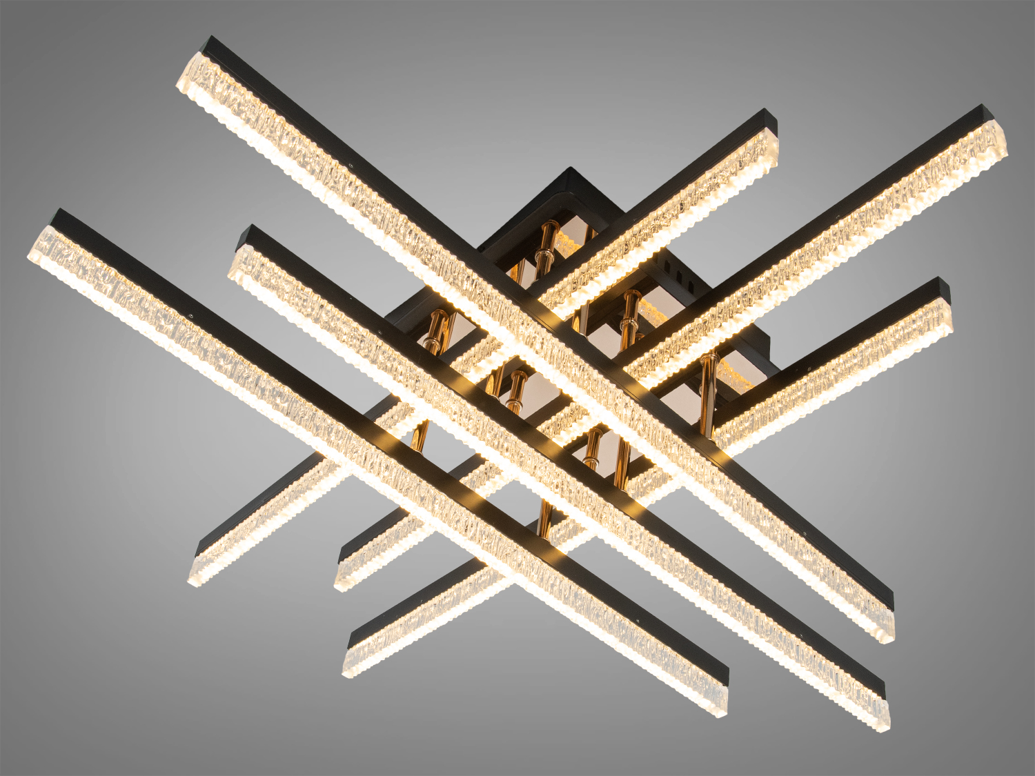 Світильник з теплим жовтим світлом, що створює затишну атмосферу. Має сучасний дизайн з перехресними смугами.