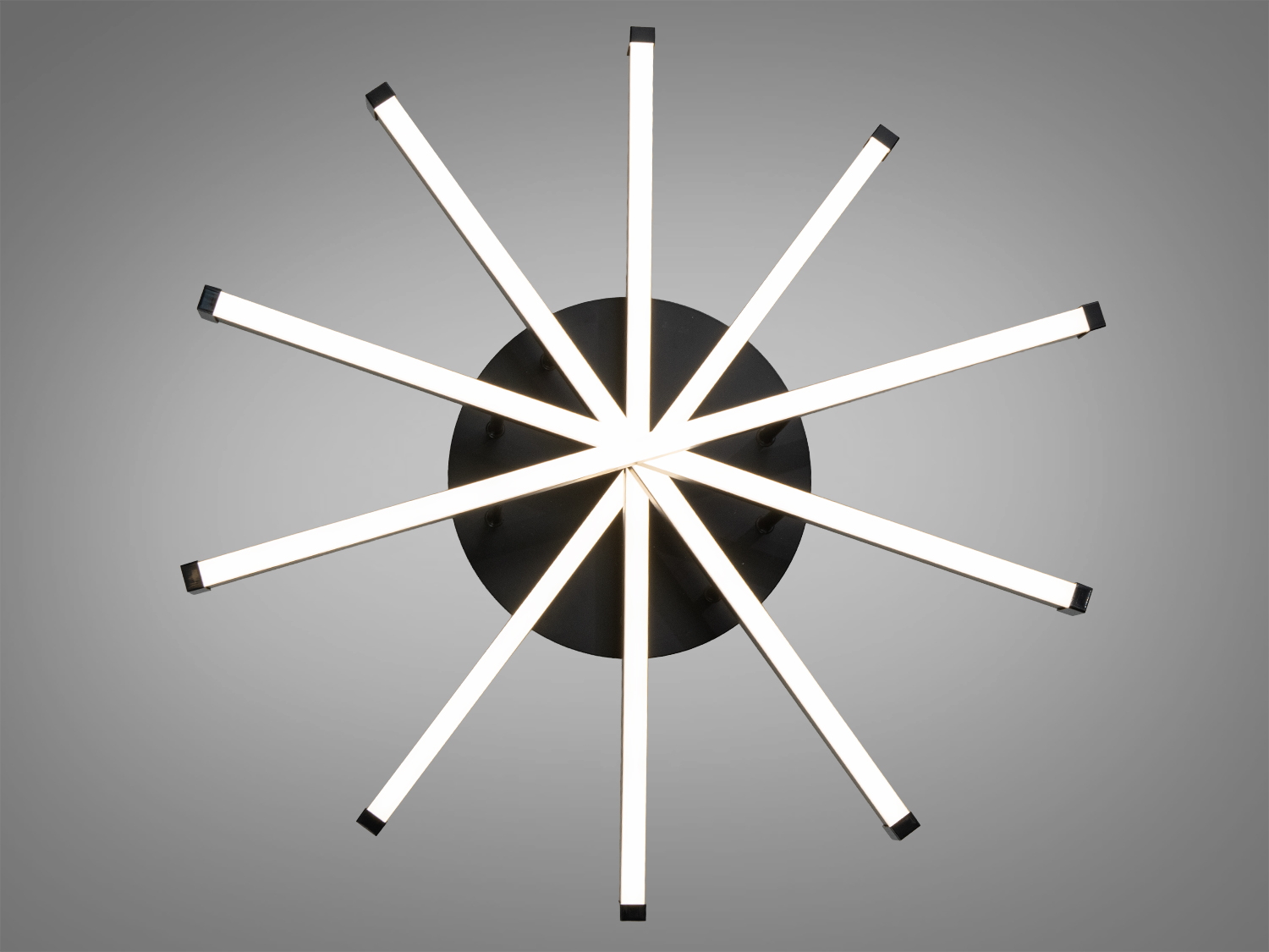 Стельовий світильник з симетрично розташованими планками, випромінює тепле світло, ідеальний для вітальні, підходить для різних інтер′єрів.