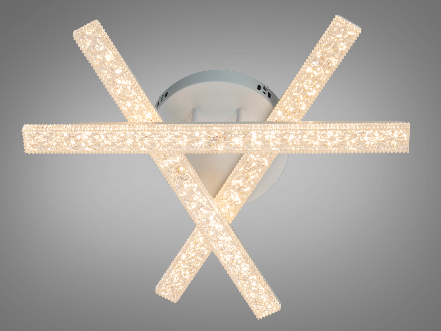 Стельовий світильник з теплим білим світлом, що випромінюється LED панелями. Ідеальний для затишних приміщень.