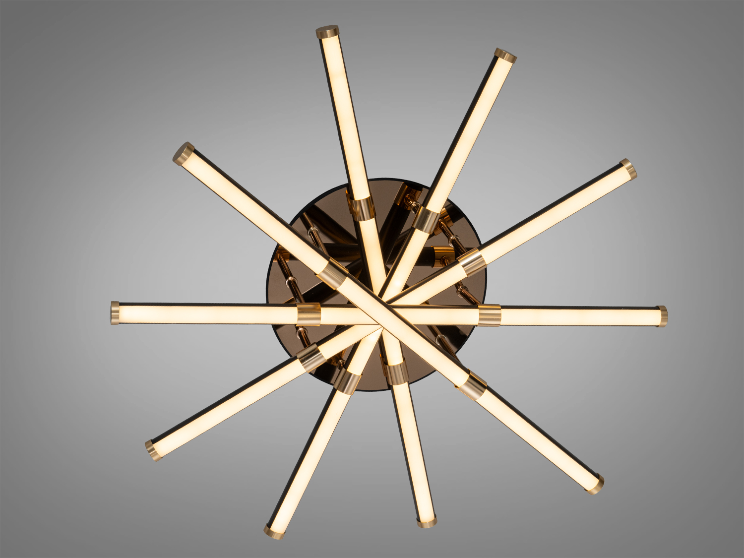 Лампа з круглим монтажем, оснащена циліндричними світлодіодними трубками, що створюють ефект зірки. Ідеальна для великих приміщень.