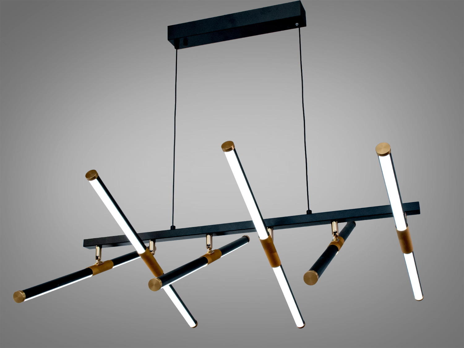 Підвісний світильник з лінійними LED лампами, чорний каркас, золотисті акценти, підходить для сучасного інтер′єру.