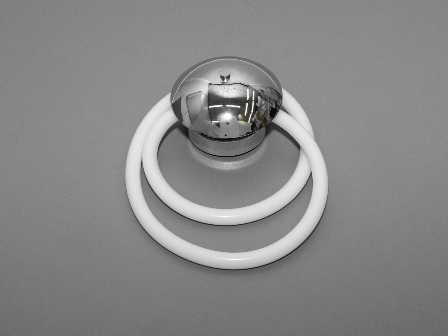 Срібний світлодіодний світильник шланг на 5 W є справжнім втіленням унікальності та інноваційності в освітлювальних приладах. Лед світильник Шланг поєднує в собі елегантність і практичність, додаючи в інтер'єр особливу атмосферу. Відразу кидається в очі оригінальна конструкція світильника, що складається з двох концентричних світлових кіл, які обрамляють центральну сферичну частину з дзеркальним покриттям, відбиваючи і розсіюючи світло в просторі, створюючи теплу і затишну атмосферу.
Світлодіодна технологія, використана в цьому силіконовому шлангу, гарантує довгий термін служби приладу, а також забезпечує безпечність для очей завдяки рівномірному та м'якому світлу без мерехтіння. Колірна температура 3200К створює приємне світло, яке ідеально підходить для створення розслабленої обстановки в спальні або для концентрації уваги в кабінеті.
Гнучкість силіконового шланга надає додаткову вигоду, дозволяючи користувачеві змінювати форму світильника залежно від потреби, що робить його ідеальним вибором для тих, хто хоче додати особистий характер своєму житловому простору. Це також чудове доповнення до основної люстри шланг у великих кімнатах, де потрібне декоративне підсвічування або акцентування уваги на певних деталях інтер'єру.
LEd світильник можна встановити в коридорі як бра, де він буде не тільки виконувати практичну функцію освітлення, але й слугуватиме вишуканим декоративним елементом. Завдяки своїй простоті та витонченості, цей світильник-бра легко впишеться в багато сучасних стилів інтер'єру та ефективно їх доповнить, привносячи світло та тепло в будь-яку кімнату.
Поєднуючи в собі доступну ціну з високою якістю та стильним дизайном, цей світильник є чудовим вибором для тих, хто хоче оновити своє освітлення без зайвих витрат.