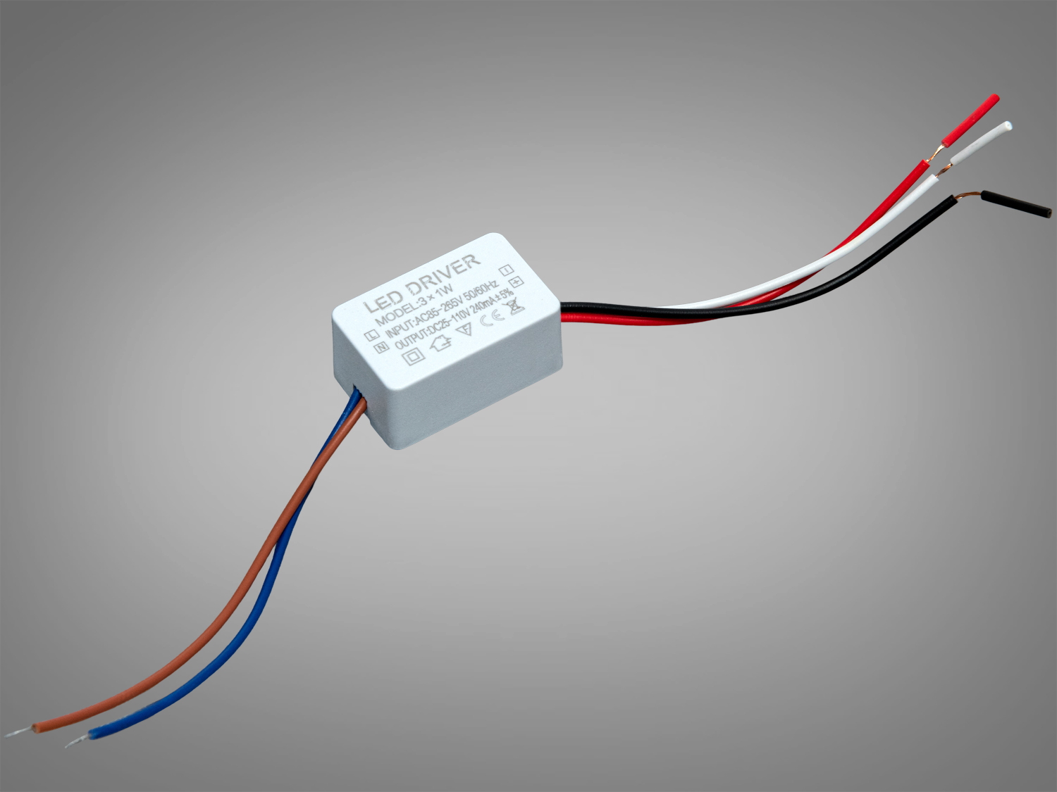 Блок живлення для світлодіодних люстр і бра застосовується в люстрах як драйвер для кольорового світлодіодного підсвічування (3color), а також для бра з режимами перемикання холодний-теплий-нейтральний.

Блок живлення встановлюється місце рідного блоку живлення світлодіодної люстри чи бра.
Даний комплект може бути використаний на бра та люстрах з робочим струмом світлодіодних модулів від 210мА до 300 мА.
Блок живлення має 2 вихідні канали для підключення до стандартної світлодіодної люстри, схема підключення 