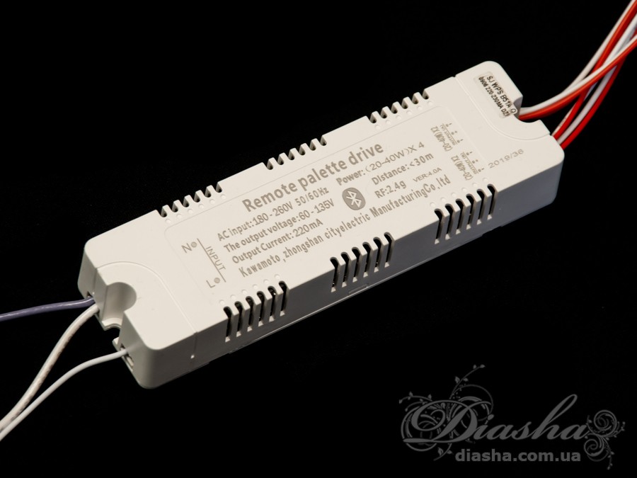 Універсальний комплект для переобладнання світлодіодних люстр.
Блок приймача пульта встановлюється місце рідного блоку живлення світлодіодної люстри.
Цей комплект може бути використаний на люстрах з робочим струмом світлодіодних модулів від 210 до 300 мА.
Діммер має 4 вихідні канали для підключення до стандартної світлодіодної люстри, схема підключення 