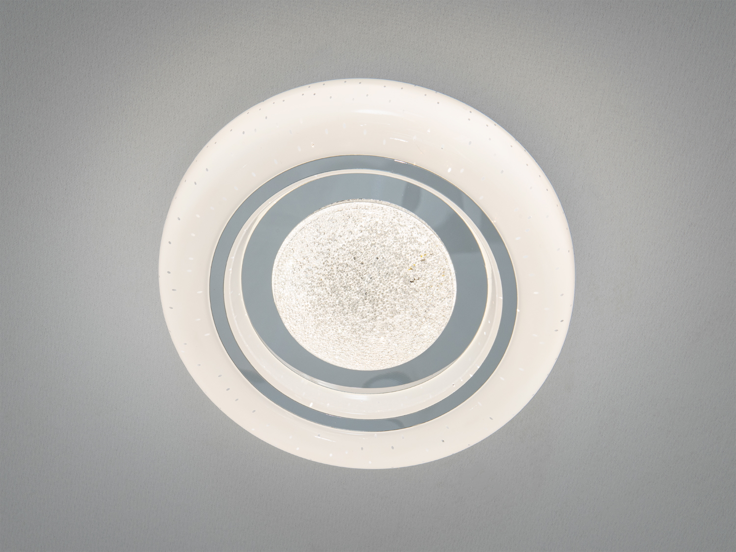 Стельова лампа з білим світлом і круглою формою, ідеальна для мінімалістичного дизайну. Має дзеркальні елементи для відбиття світла.