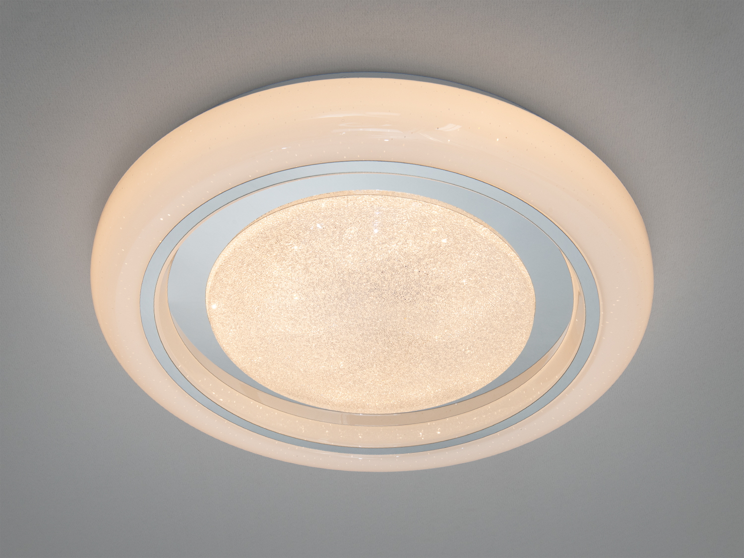 Кругла стельова лампа з матового скла, створює м′яке розсіяне світло. Ідеально підходить для сучасного інтер′єру.