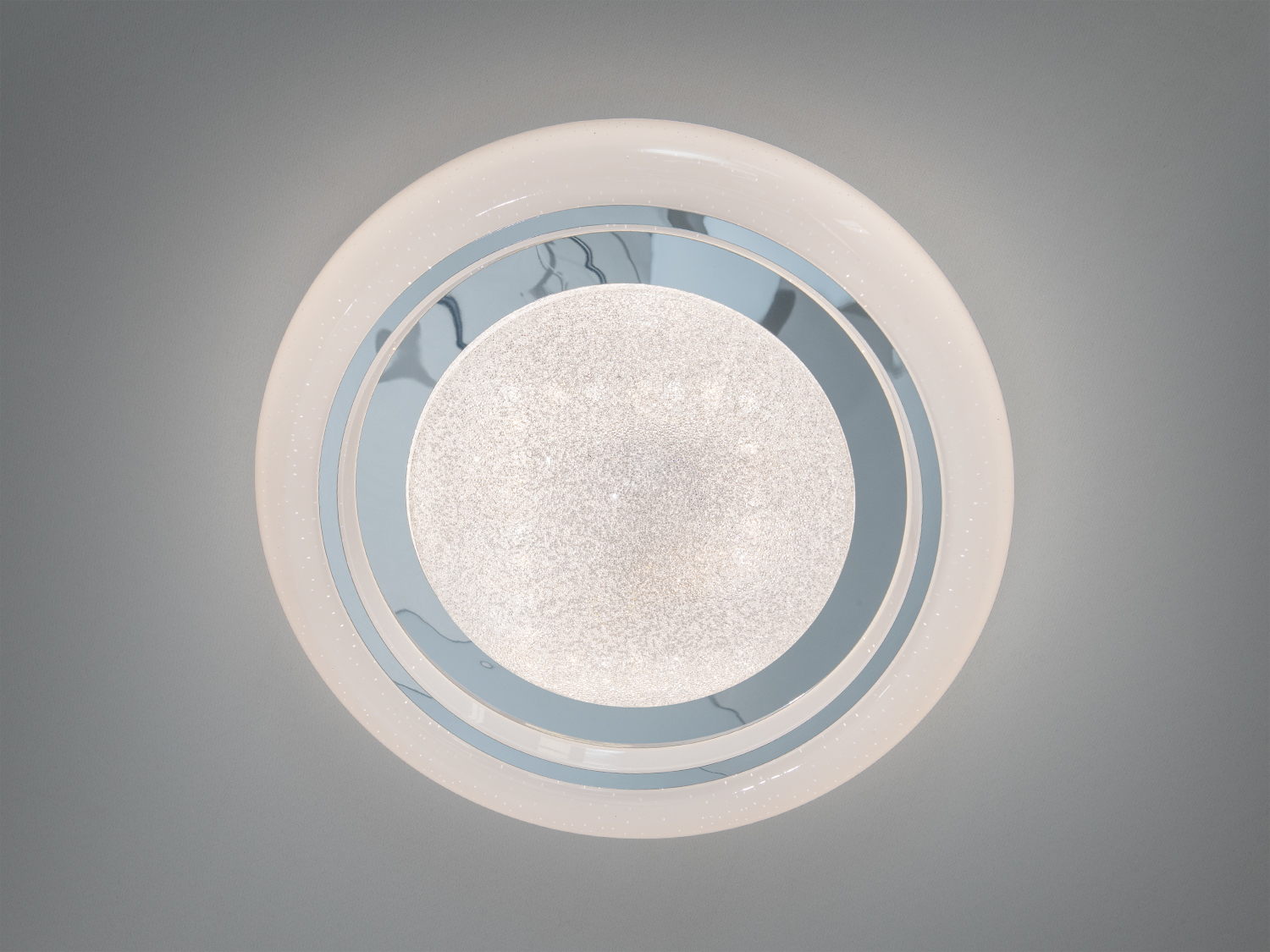 Стельова лампа з прозорими елементами, що додають блиск. Встановлюється на стелю, підходить для вітальні.