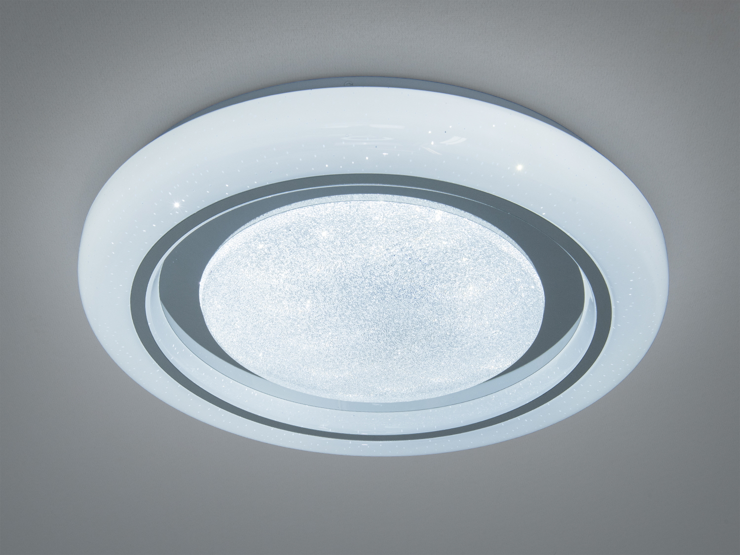 Лампа з білим обідком і світлодіодами, економить енергію. Підходить для офісних приміщень.