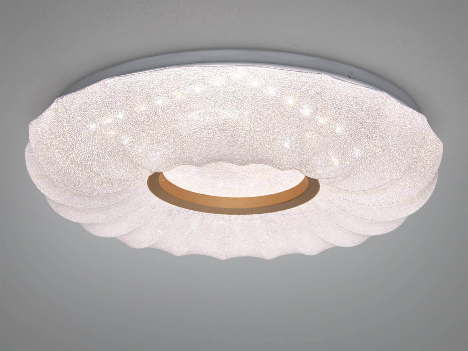 Світильник з хвилястим краєм абажура, підходить для стельового монтажу. Забезпечує м′яке освітлення для затишної атмосфери.