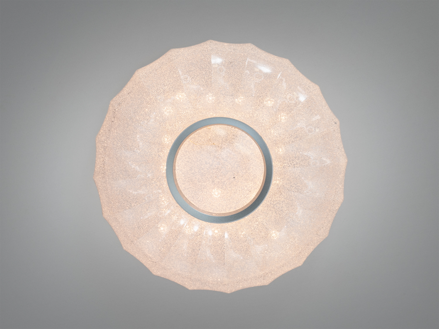 Стельова люстра з хвилястими краями, що додає елегантності та м′якого освітлення. Підходить для вітальні або спальні.