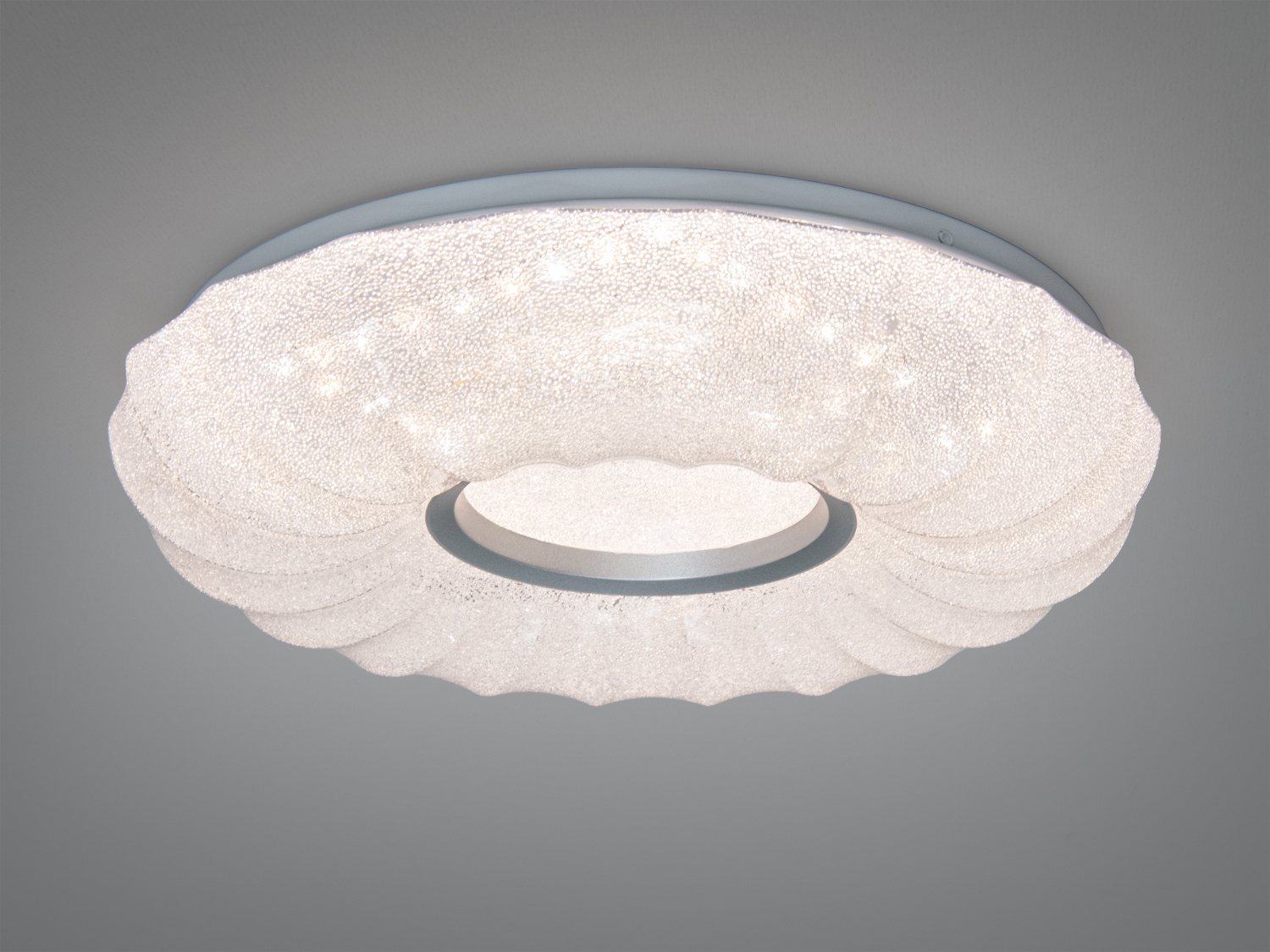 Елегантна стельова люстра з багатошаровим дизайном, що забезпечує рівномірне освітлення. Ідеально для просторих приміщень.