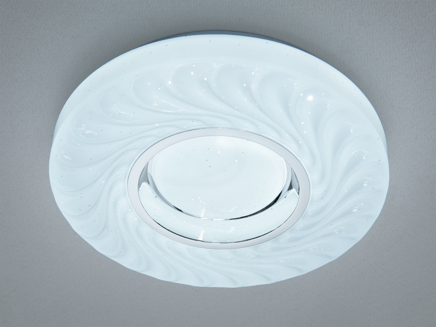 Стельовий світильник з білим корпусом і дзеркальним центром, підходить для вбудованого монтажу.