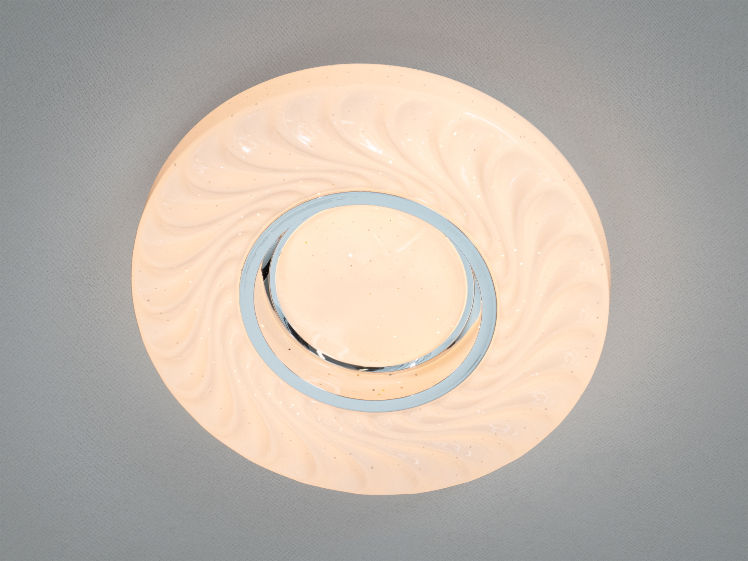 Стельовий світильник з теплим світлом і декоративними елементами, ідеальний для затишних кімнат.