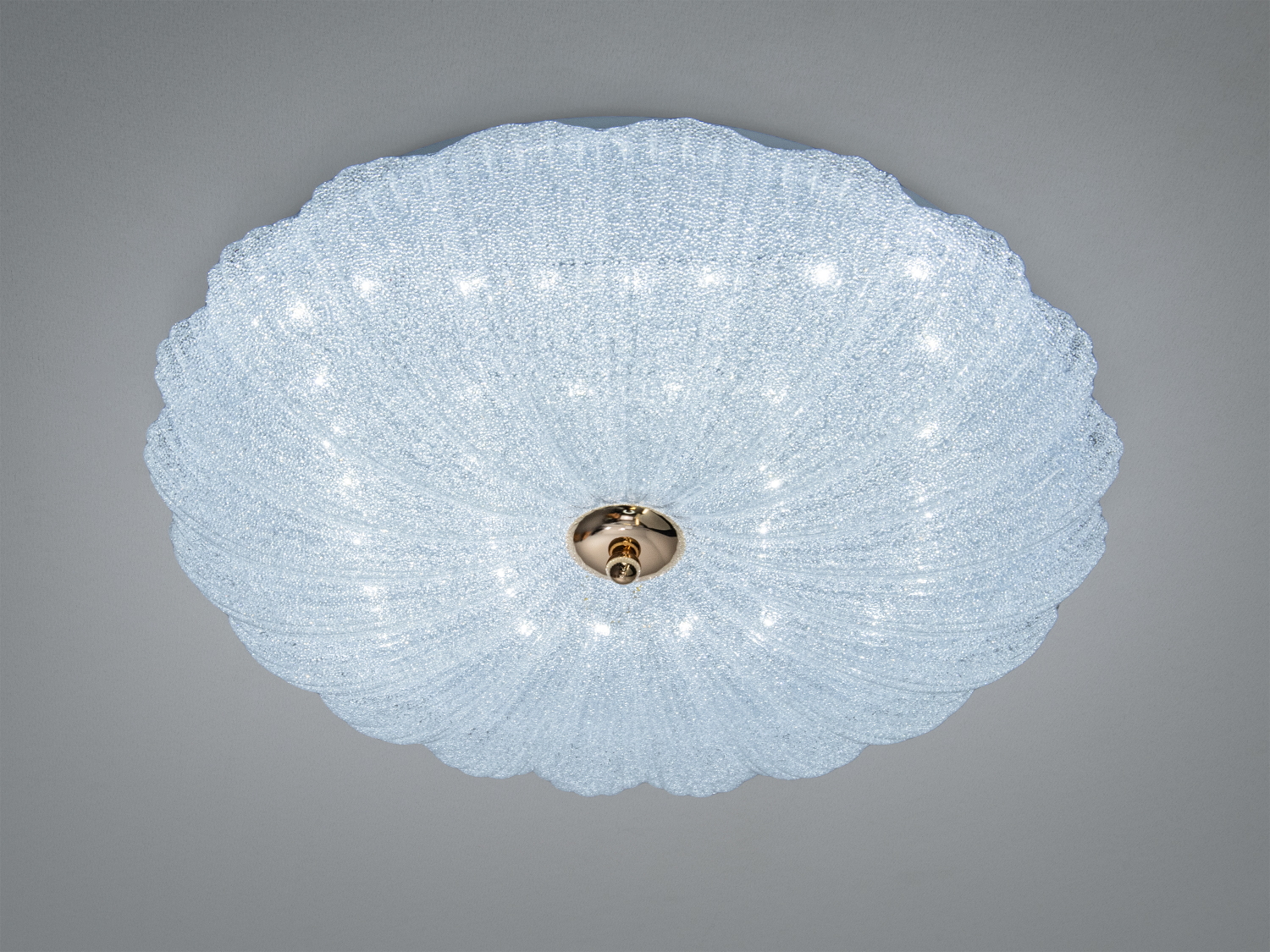 Кругла стельова люстра з текстурованого скла, оснащена LED-лампами. Підходить для вітальні або спальні, створює м′яке розсіяне світло.