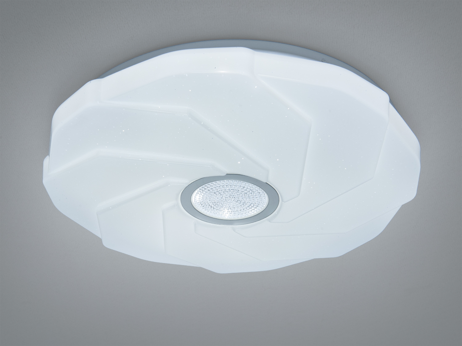Стельовий світильник з білим матовим покриттям, має круглу форму та вбудоване LED-освітлення. Підходить для сучасних інтер′єрів.