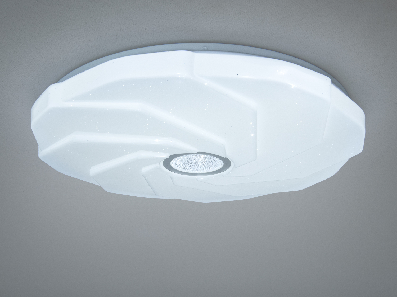 Біла стельова лампа з геометричним візерунком, підходить для сучасного інтер′єру. Має вбудований світлодіодний модуль для рівномірного освітлення.