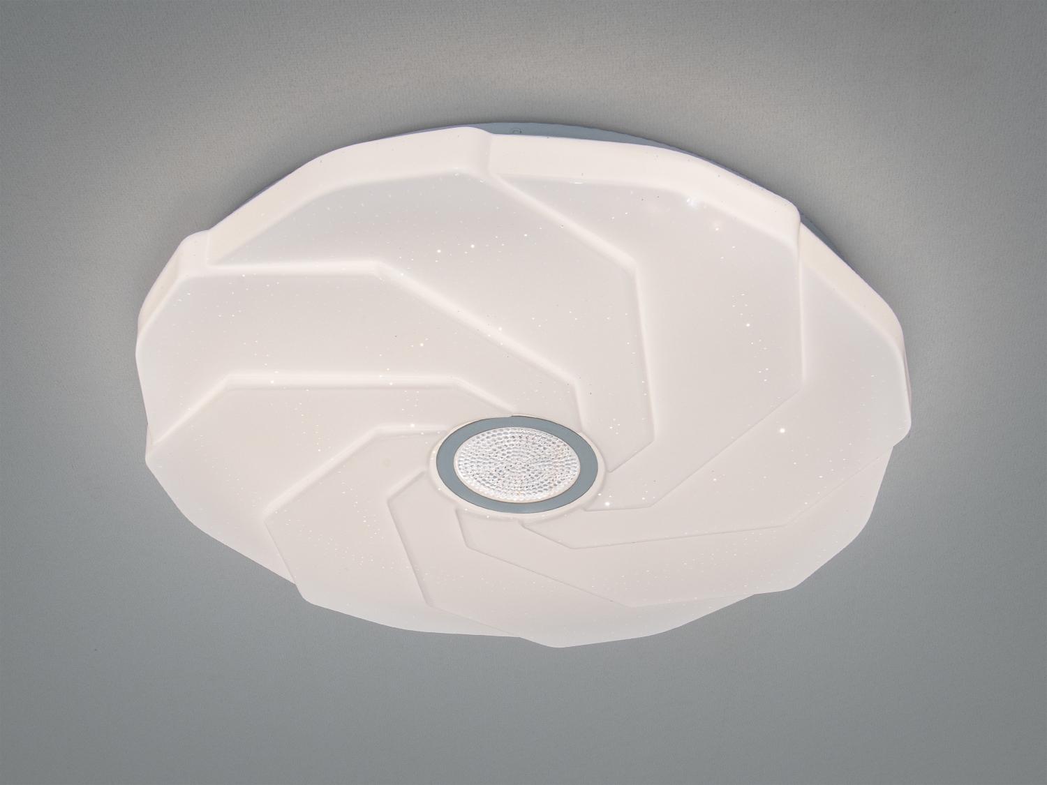 Стельова лампа білого кольору з витонченим спіральним дизайном. Ідеальна для монтажу в житлових приміщеннях з низькими стелями.