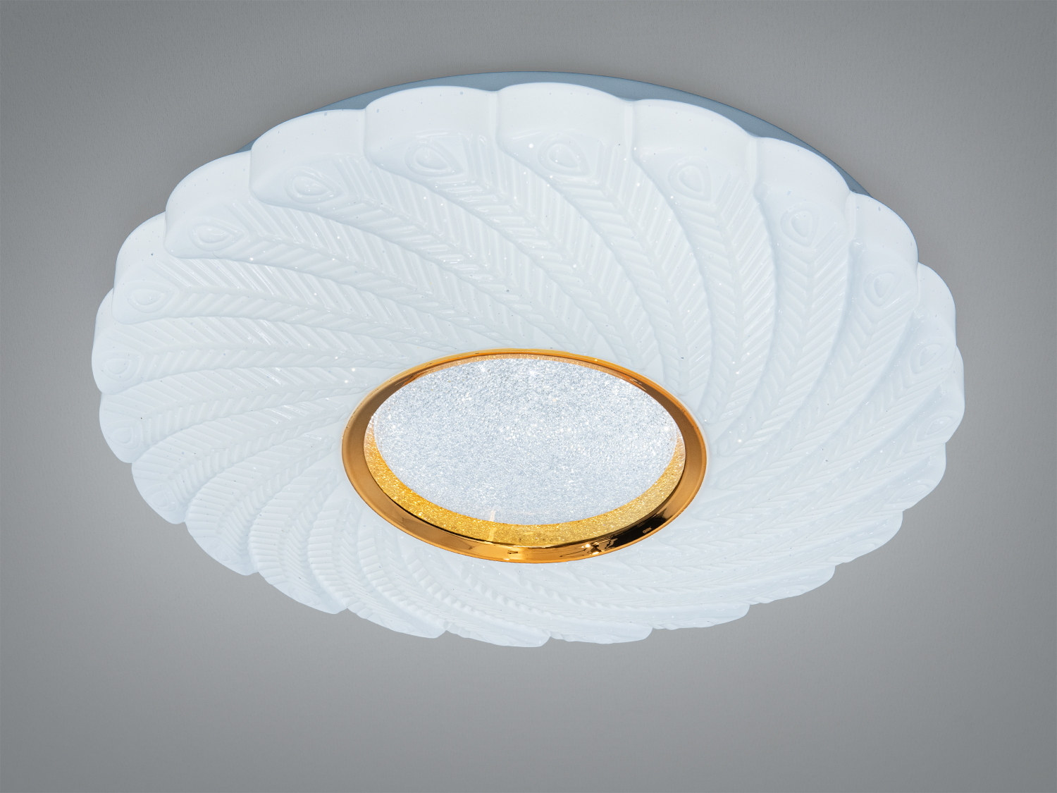 Стельовий світильник з білим плафоном у формі пелюсток, золотистий обідок. Підходить для класичних інтер′єрів.