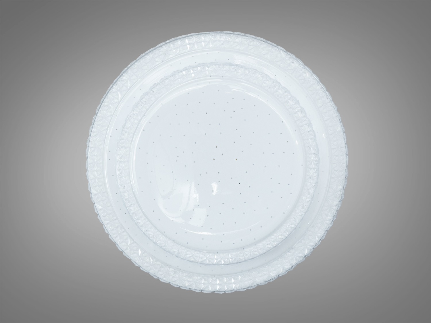 Вид зверху на стельовий світильник з текстурованою акриловою поверхнею і дрібними отворами для розсіювання світла. Підходить для кухні.