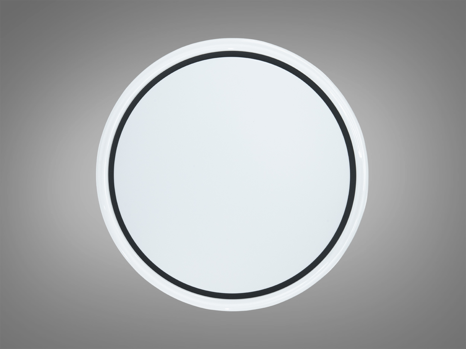 Стельова лампа з матовим білим покриттям, забезпечує м′яке освітлення. Підходить для житлових приміщень, має простий монтаж.