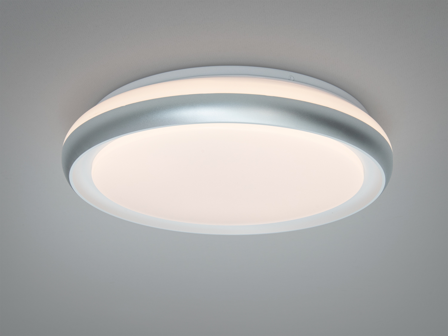 Кругла стельова лампа з матового скла, підходить для сучасних інтер′єрів. Вбудований монтаж забезпечує рівномірне освітлення.