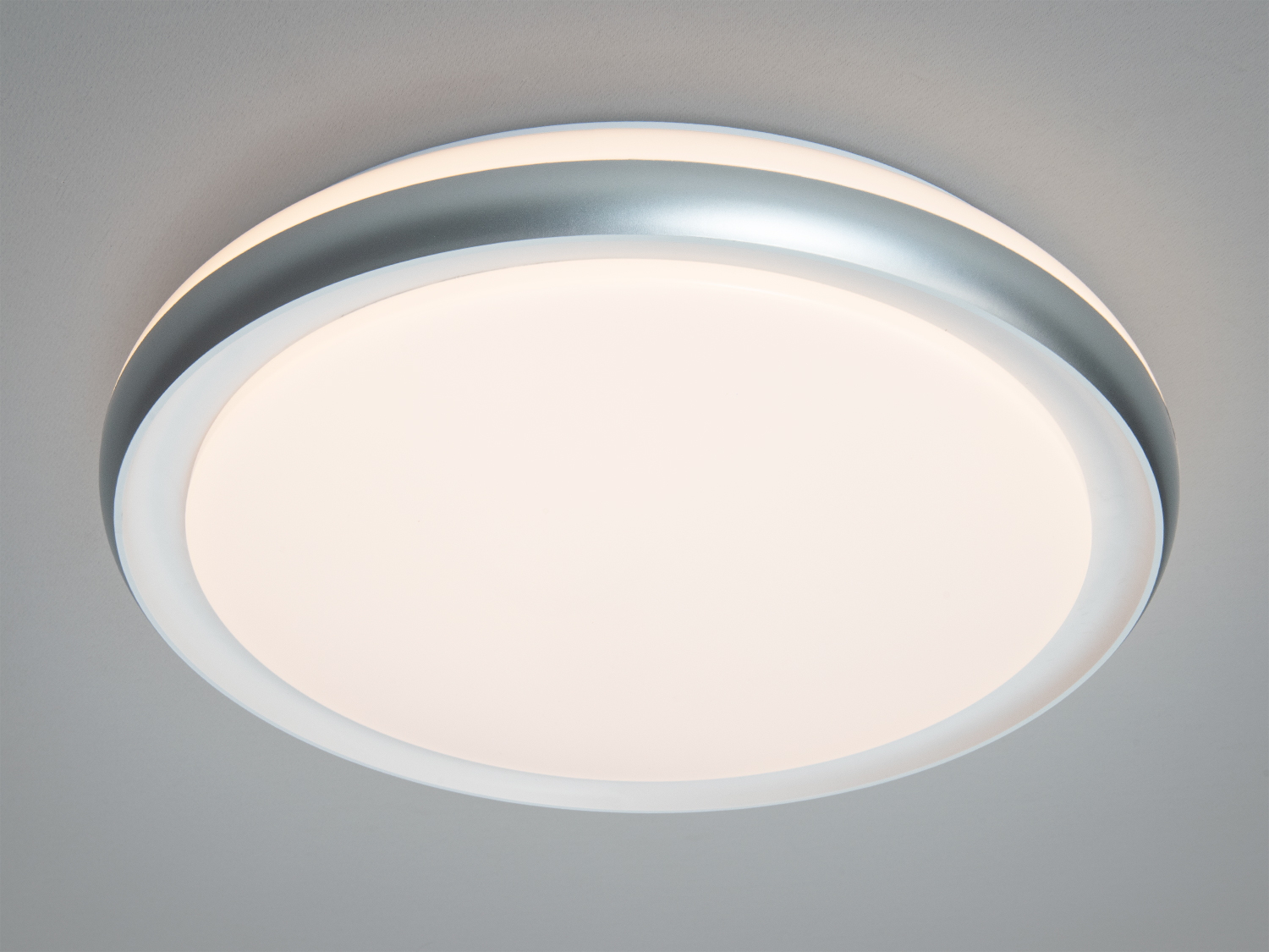 Світильник з теплим відтінком світла, круглої форми. Ідеальний для житлових кімнат, створюючи затишну атмосферу.