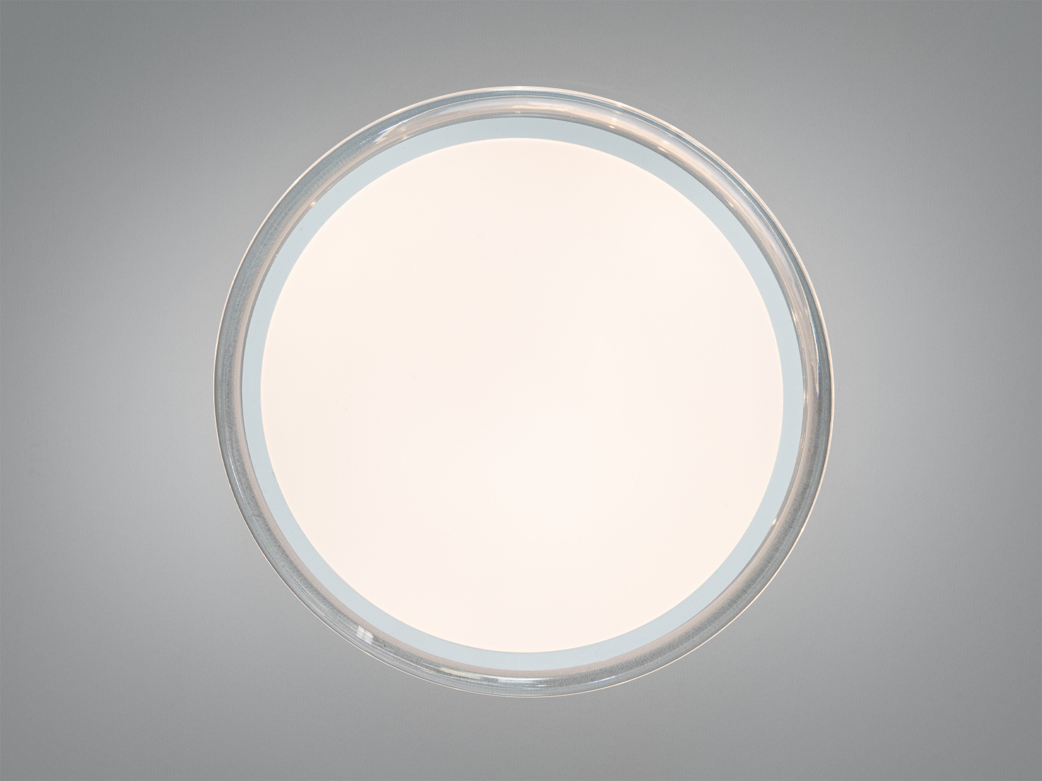 Круглий світильник з матовим покриттям, підходить для стельового монтажу в сучасних інтер′єрах.