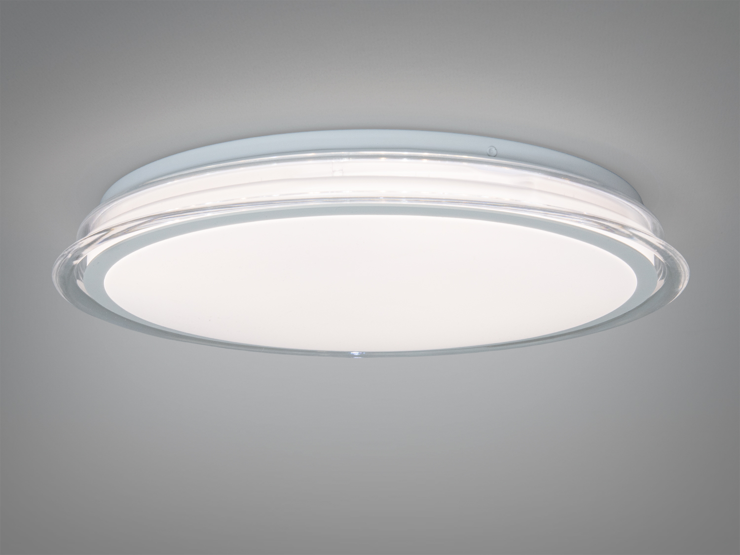 Світлодіодний стельовий світильник з прозорим обідком, забезпечує рівномірне освітлення.